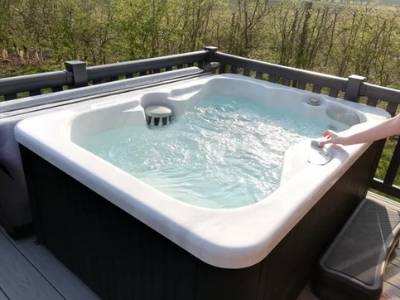 Wold View Fisheries Pet Friendly Log Cabins with Fishing